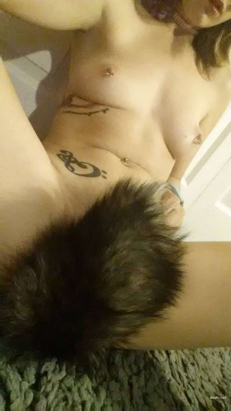 Naked Slut with Tail in Ass - Explicit Amateur Photo Collection