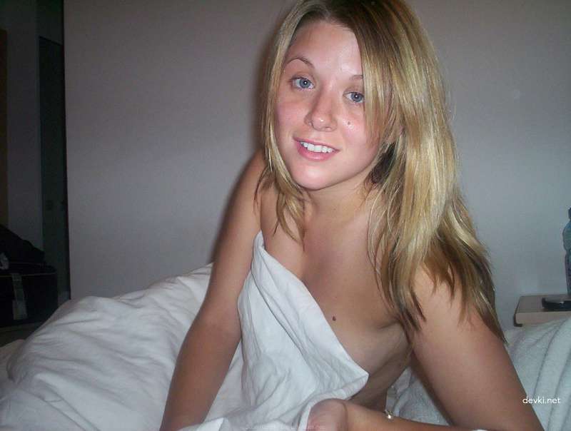 Explicit Private Vacation Photos of Girl: Uncensored Beach Pics