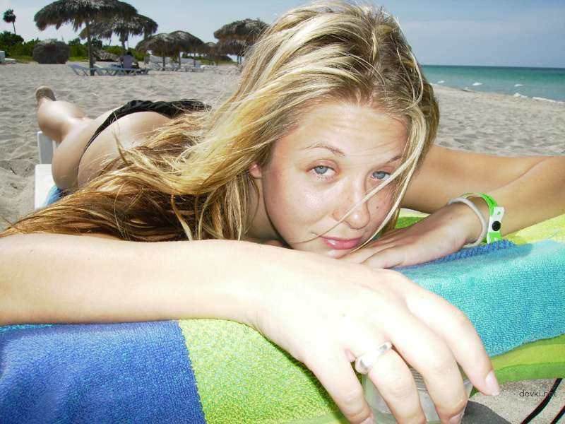 Explicit Private Vacation Photos of Girl: Uncensored Beach Pics