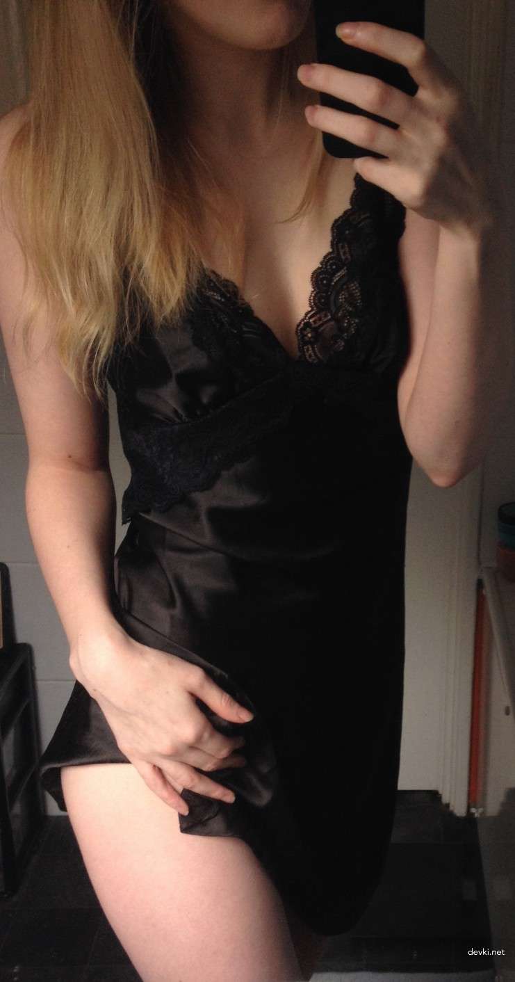 Skinny Blonde Amateur Selfie: Explicit Photos of Thin Girl Showing Off