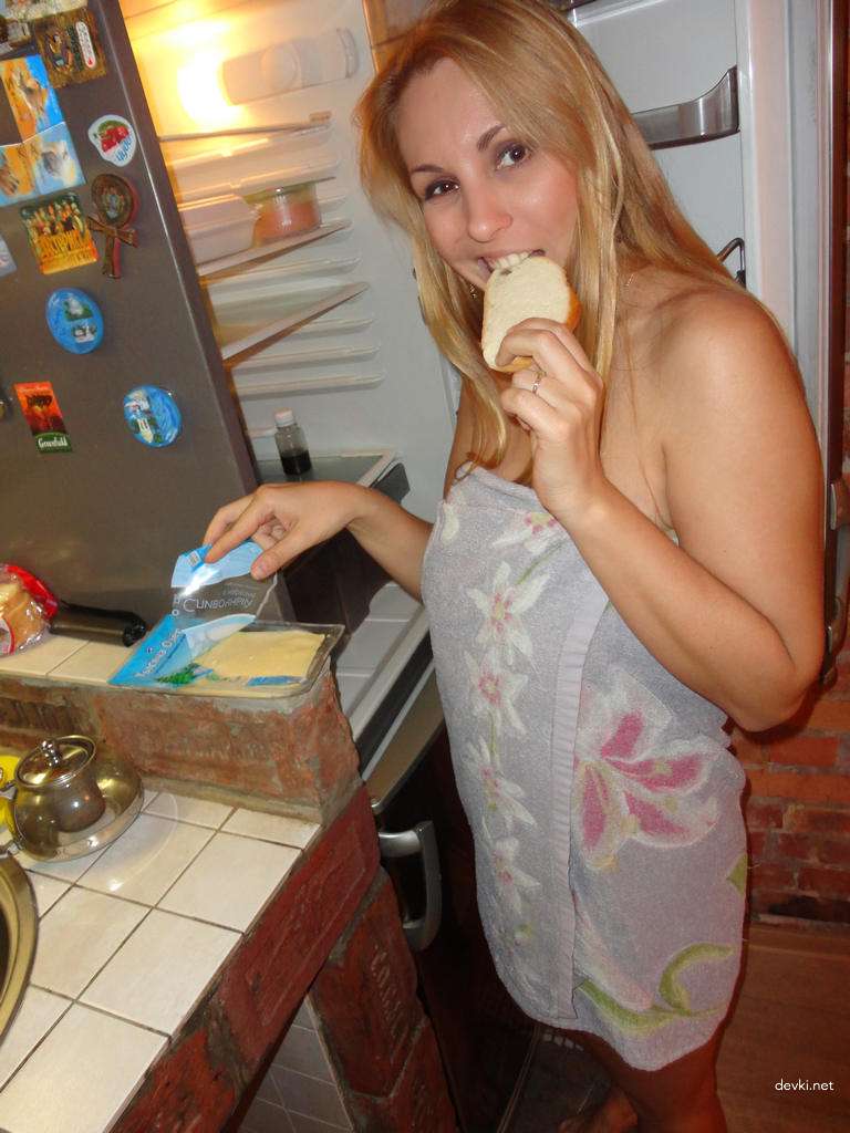 Hot Amateur Erotica: Sexy Woman's Explicit Home Sex Photos