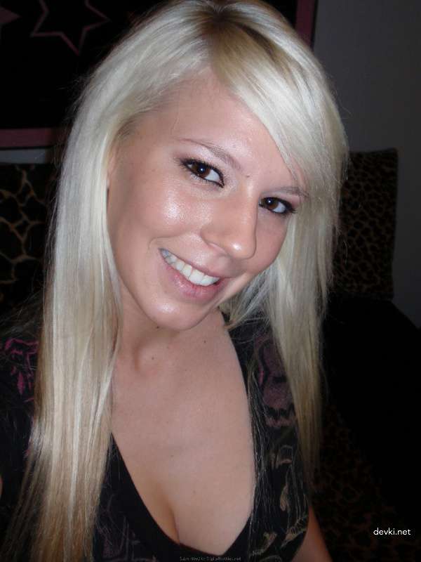 Amateur Blonde Takes Close-Up Pussy Pics: Explicit Vagina Photography