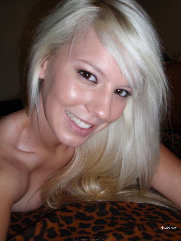 Amateur Blonde Takes Close-Up Pussy Pics: Explicit Vagina Photography