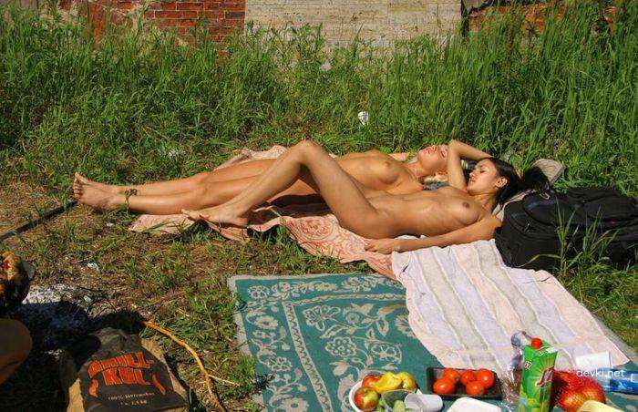 Explicit Amateur Photos of Cute Girls: Uncensored and Uncut