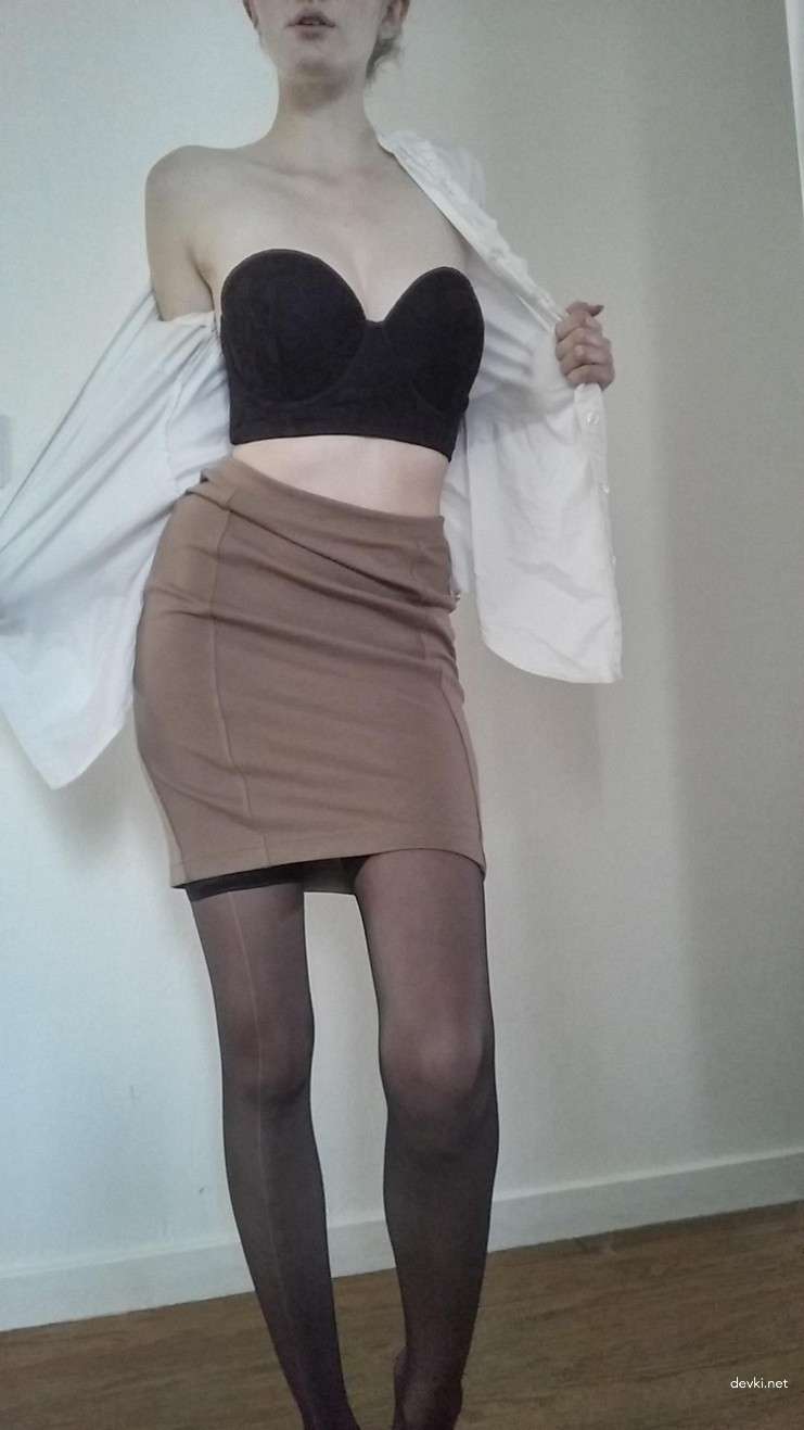 Hot Girl's Stunning Body in Amateur Photo - Explicit and Sensual