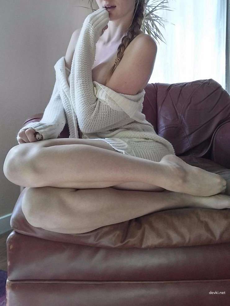 Hot Girl's Stunning Body in Amateur Photo - Explicit and Sensual