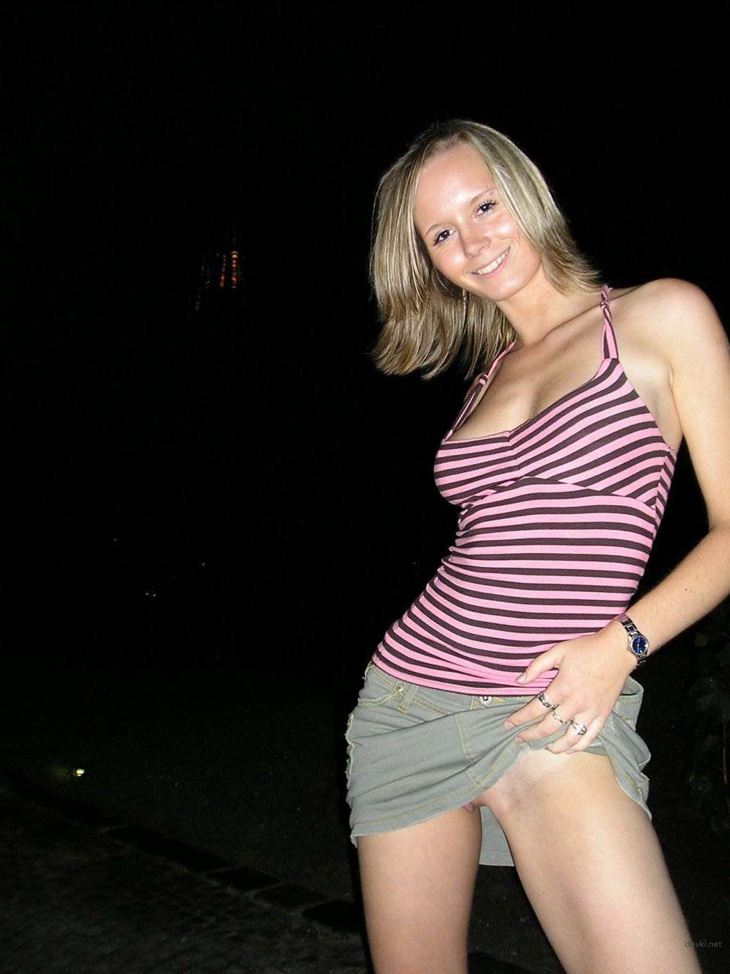 Young woman walks without panties: Explicit amateur photo shoot