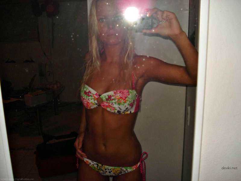 Blonde Amateur Naked Selfie in Mirror - Explicit Nude Photos