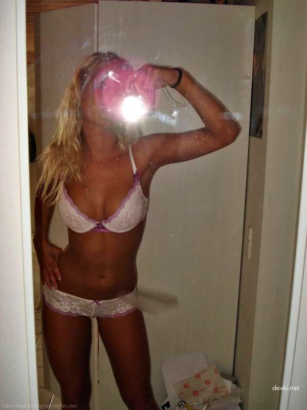 Blonde Amateur Naked Selfie in Mirror - Explicit Nude Photos