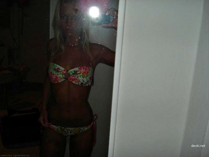 Blonde Amateur Naked Selfie in Mirror - Explicit Nude Photos