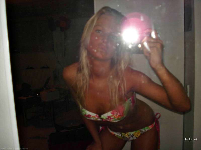 Blonde Amateur Naked Selfie in Mirror - Explicit Nude Photos