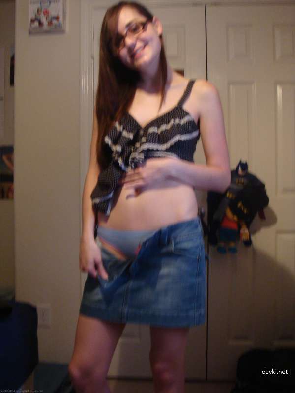 Explicit Amateur Teen Girl Selfie Photo - Personal Pic of Young Woman