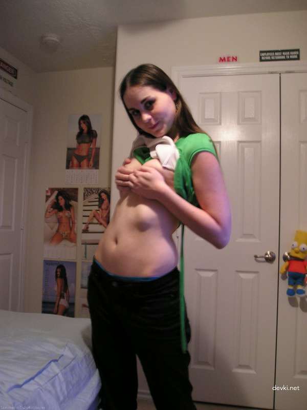 Explicit Amateur Teen Girl Selfie Photo - Personal Pic of Young Woman