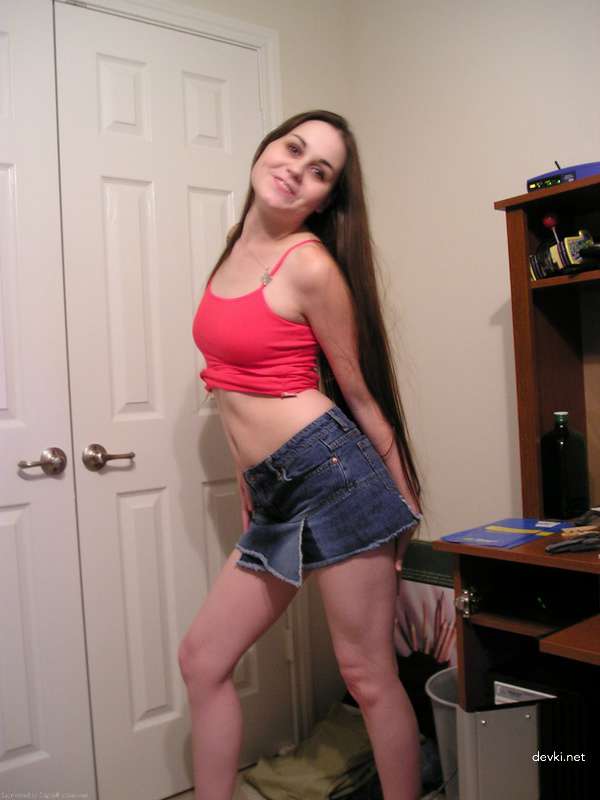 Explicit Amateur Teen Girl Selfie Photo - Personal Pic of Young Woman