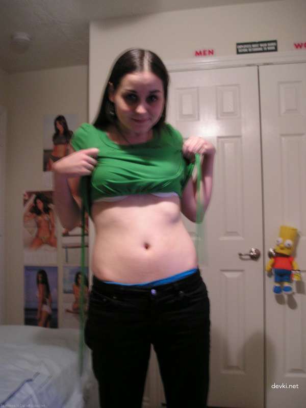 Explicit Amateur Teen Girl Selfie Photo - Personal Pic of Young Woman