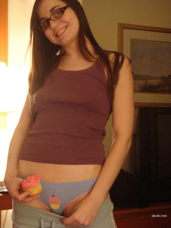 Explicit Amateur Teen Girl Selfie Photo - Personal Pic of Young Woman