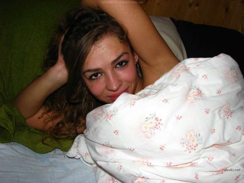 Explicit Nude Amateur Photo of Mischievous Naked Girl