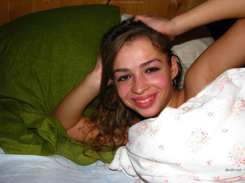 Explicit Nude Amateur Photo of Mischievous Naked Girl