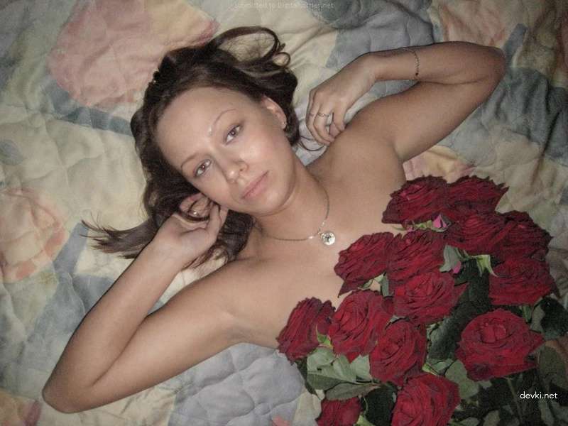Sensual Amateur Girl Erotic Photoshoot: Seductive and Explicit Captures