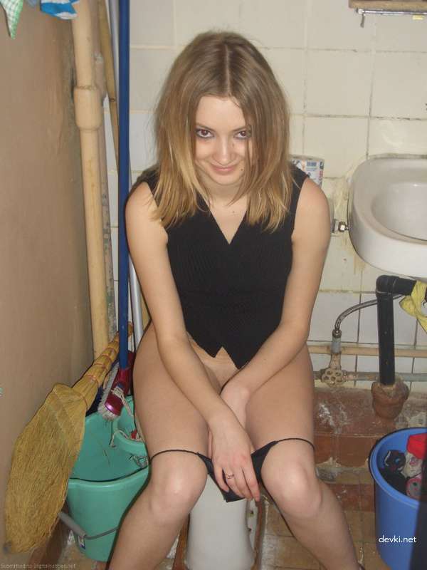 Amateur Student Photos: Explicit Selfies of a College Girl