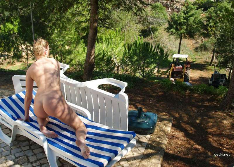 Nude Amateur Strolling: Explicit Photo Collection