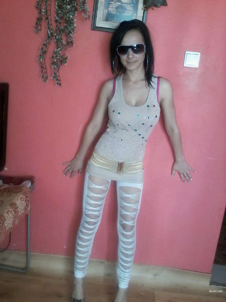 Hot Nude Babe Poses Seductively - Amateur Explicit Photo
