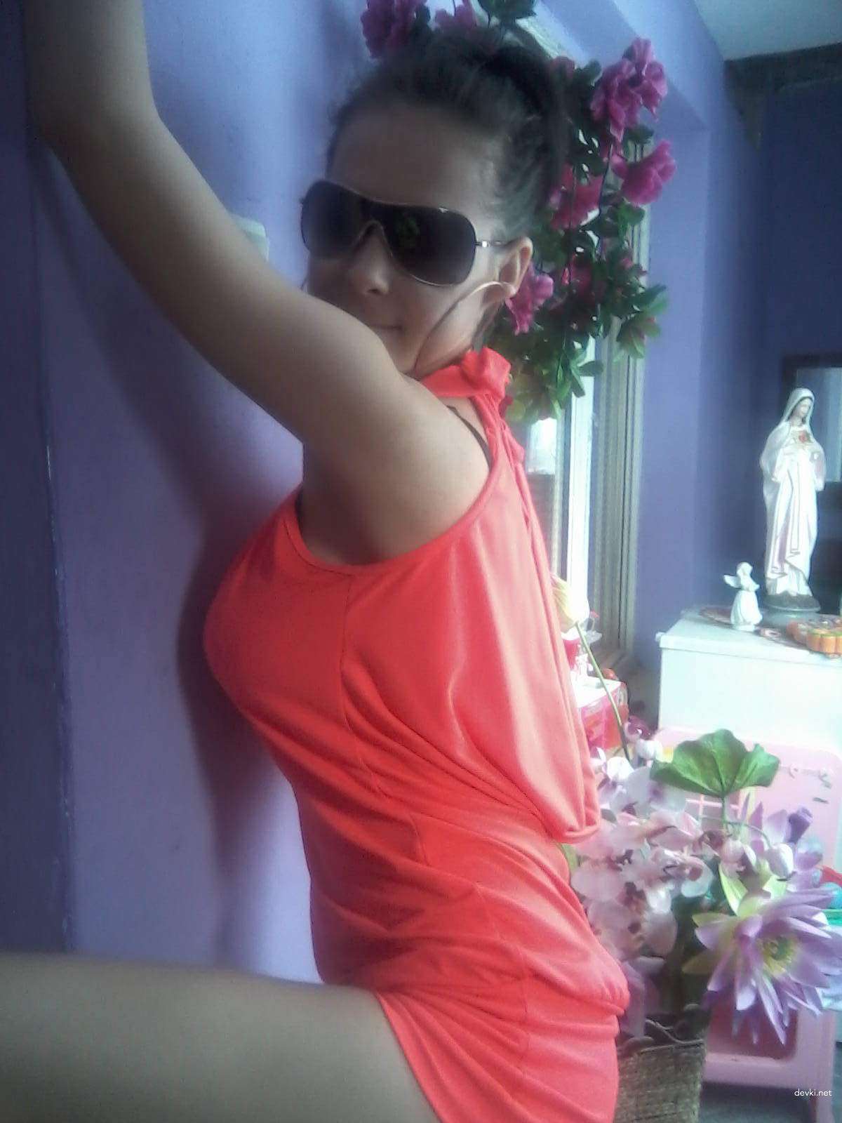 Hot Nude Babe Poses Seductively - Amateur Explicit Photo