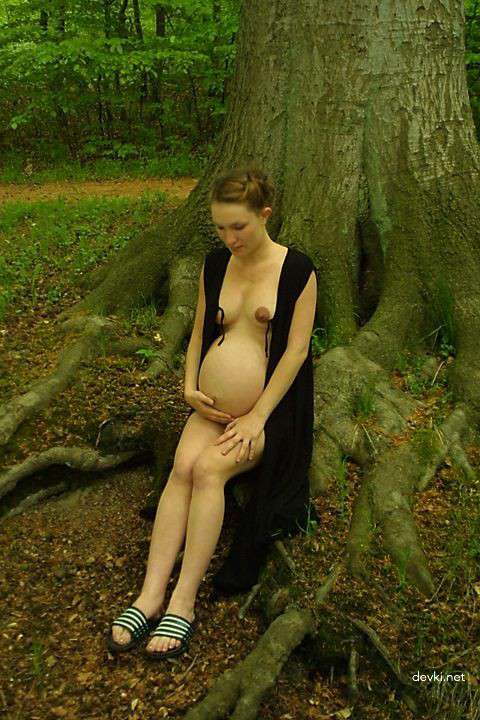 Pregnant Girlfriend Naked Stroll - Explicit Amateur Photo Shoot