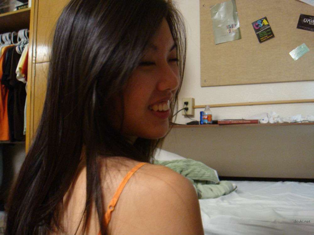 Naked Asian Amateur Exposing All in Private Photo - Explicit Content