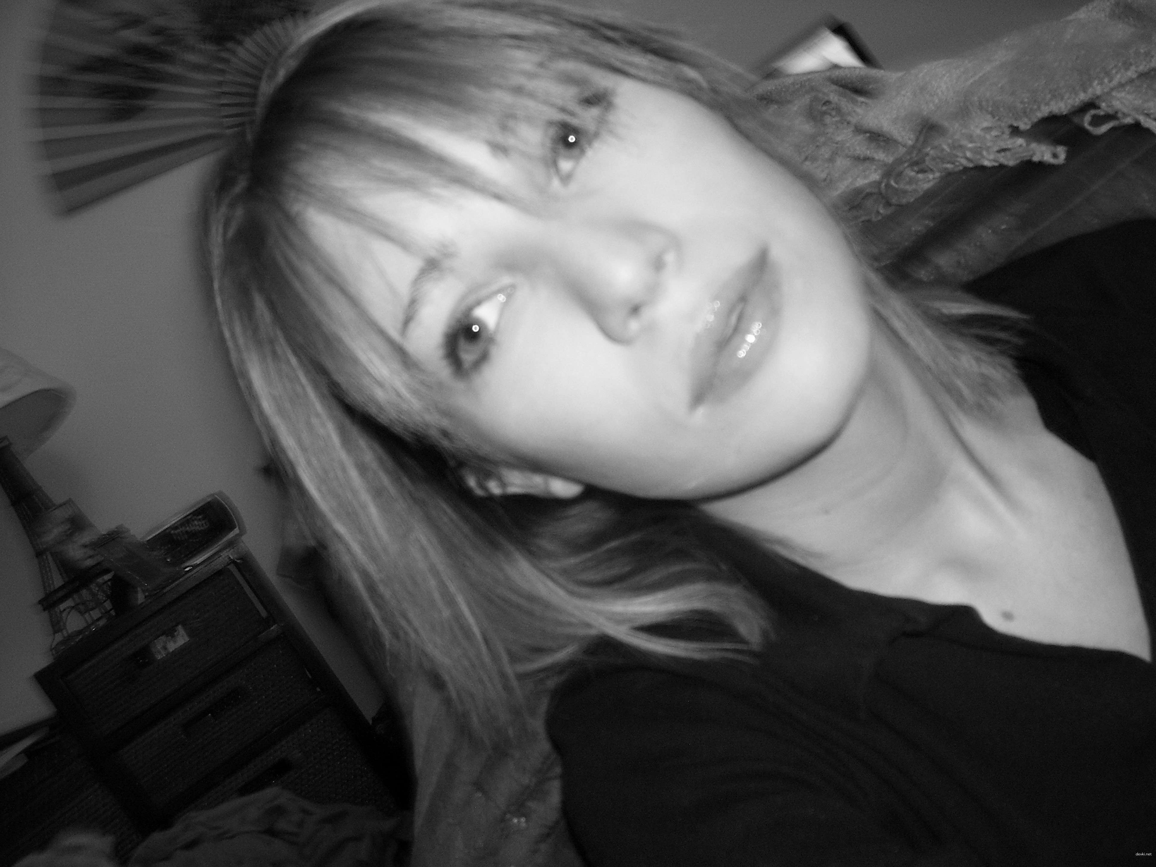 Young girl masturbates her clit - Explicit solo pussy play action