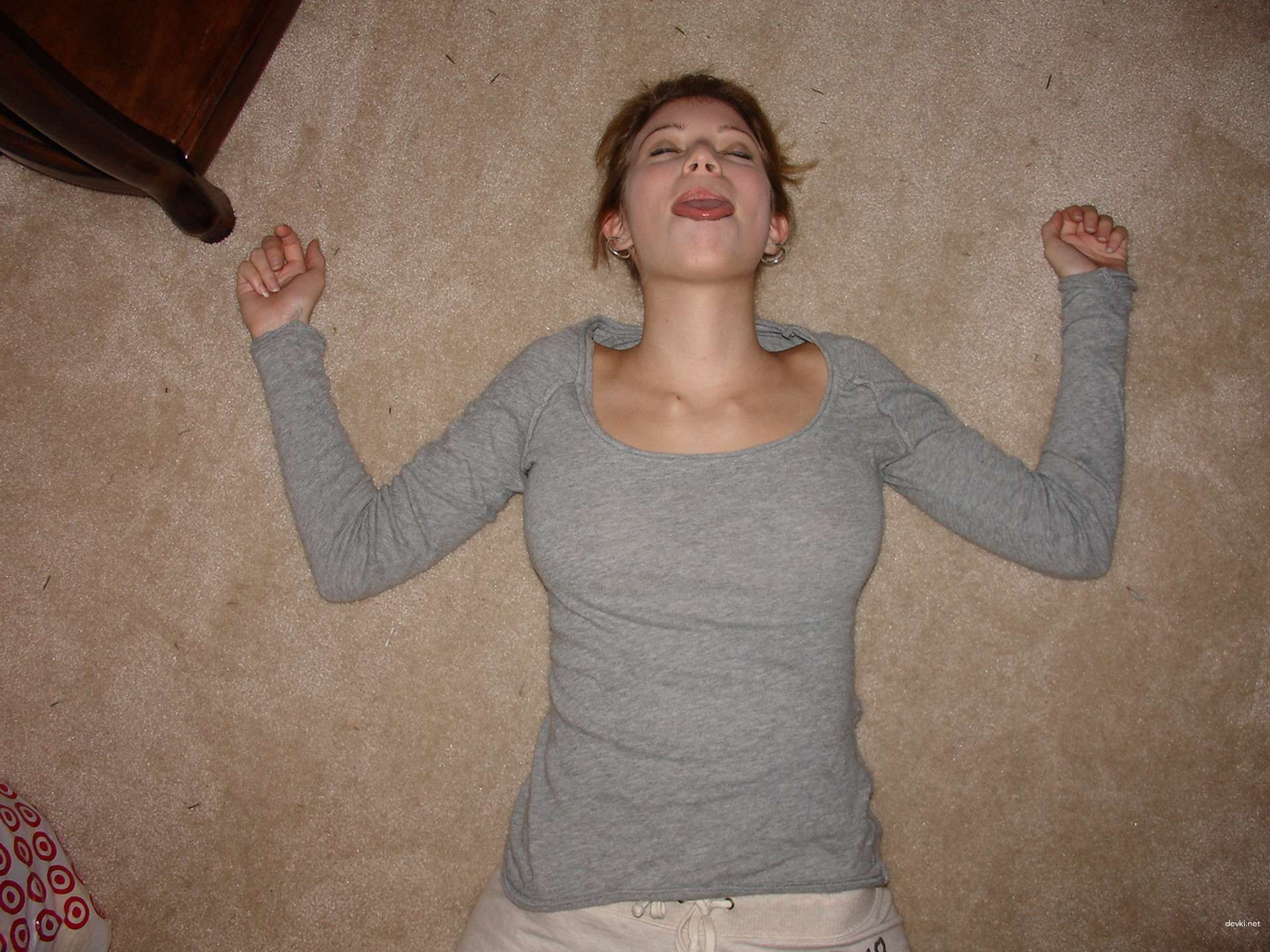 Young girl masturbates her clit - Explicit solo pussy play action