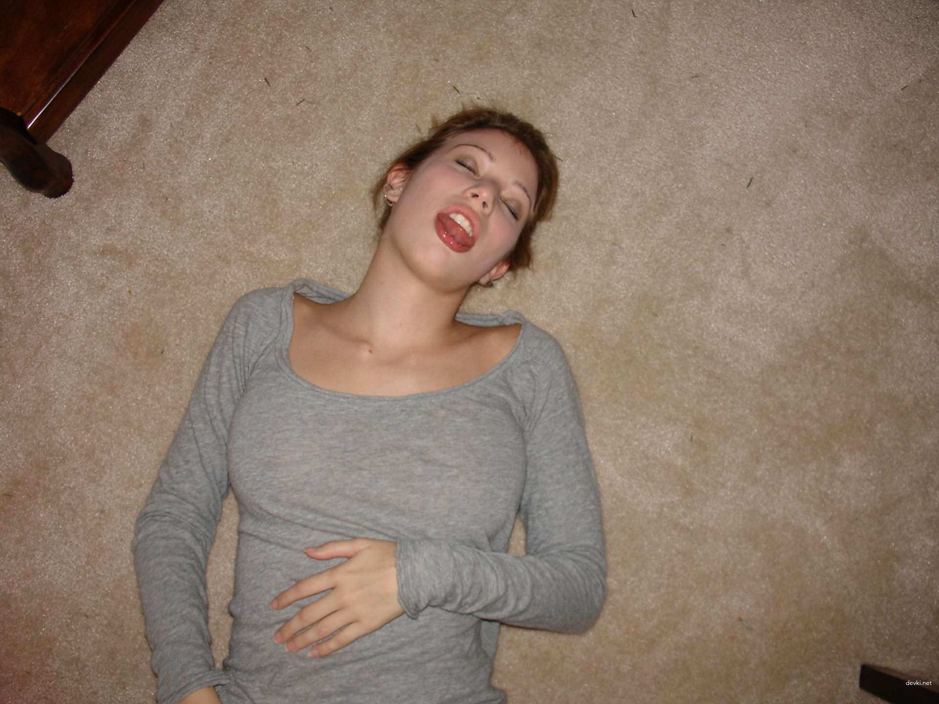 Young girl masturbates her clit - Explicit solo pussy play action