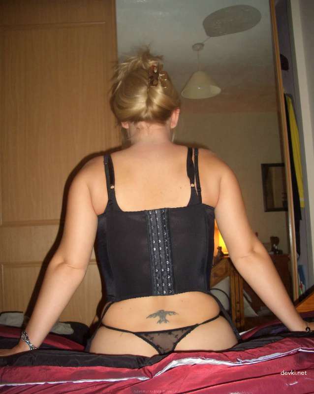 Naked Blonde with Glasses: Explicit Amateur Nude Photo