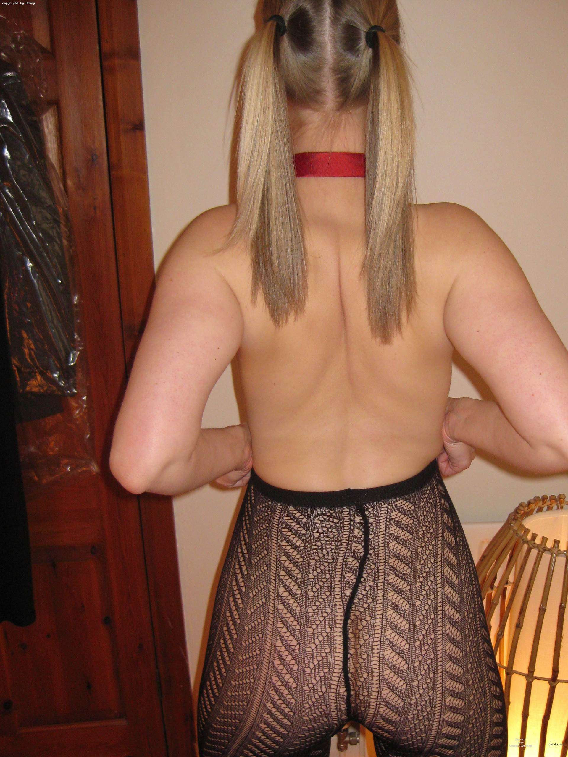 Juicy Booty Babe Exposing Her Ass - Amateur Photo