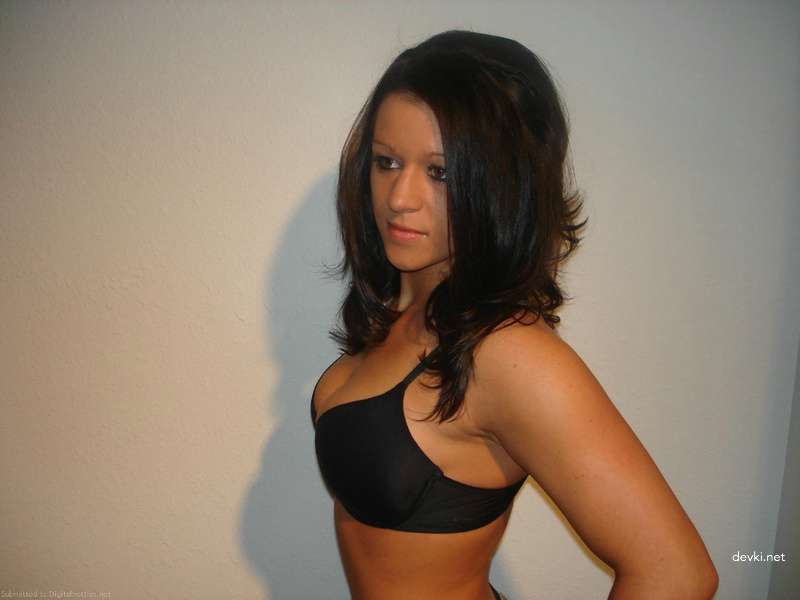 Seductive Amateur Photo: Busty Girl with Curvy Body - Uncensored Beauty Shot