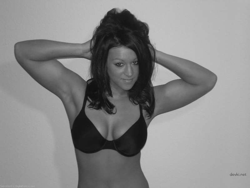 Seductive Amateur Photo: Busty Girl with Curvy Body - Uncensored Beauty Shot