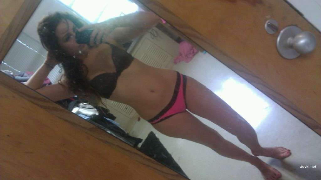 Explicit Selfie: Naked Girl Amateur Photo Shoot