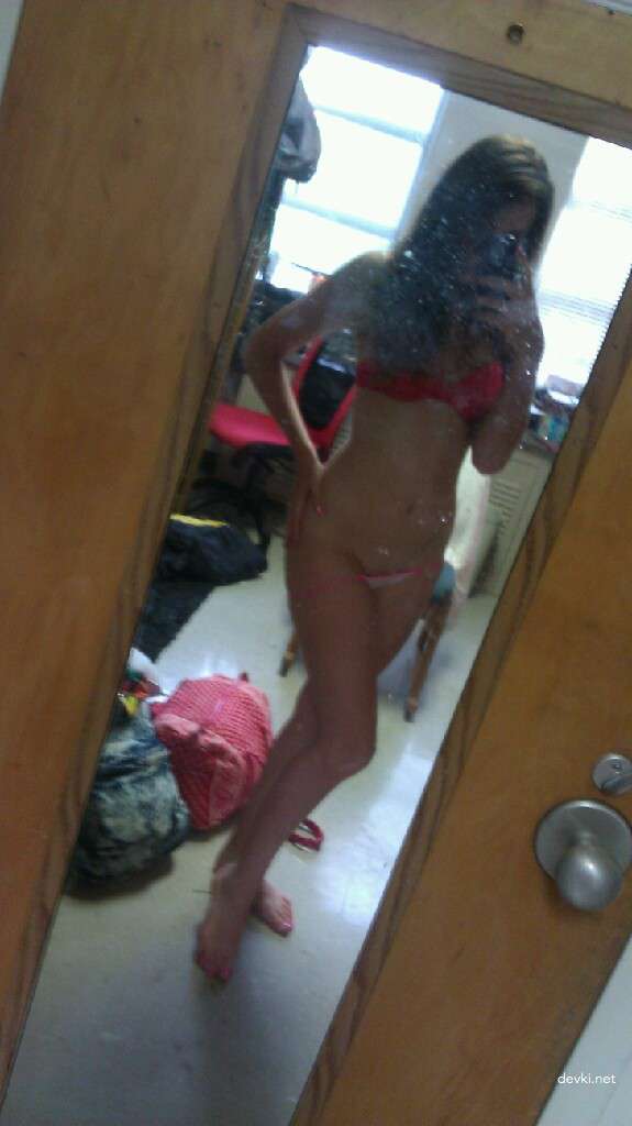 Explicit Selfie: Naked Girl Amateur Photo Shoot