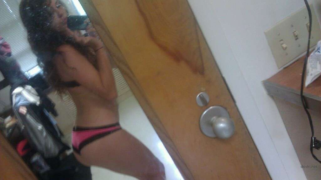 Explicit Selfie: Naked Girl Amateur Photo Shoot
