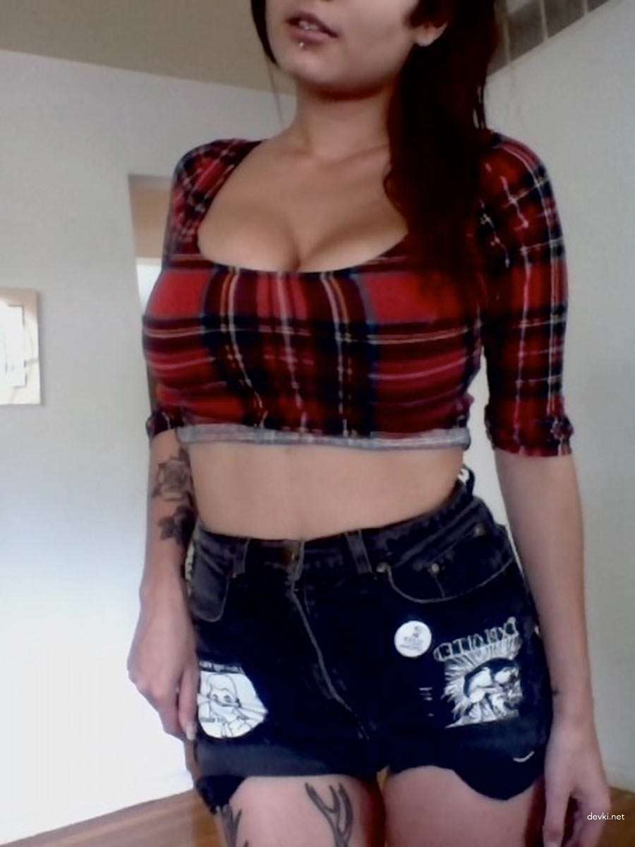 Topless Busty Girl Poses Explicitly in Amateur Photo Shoot