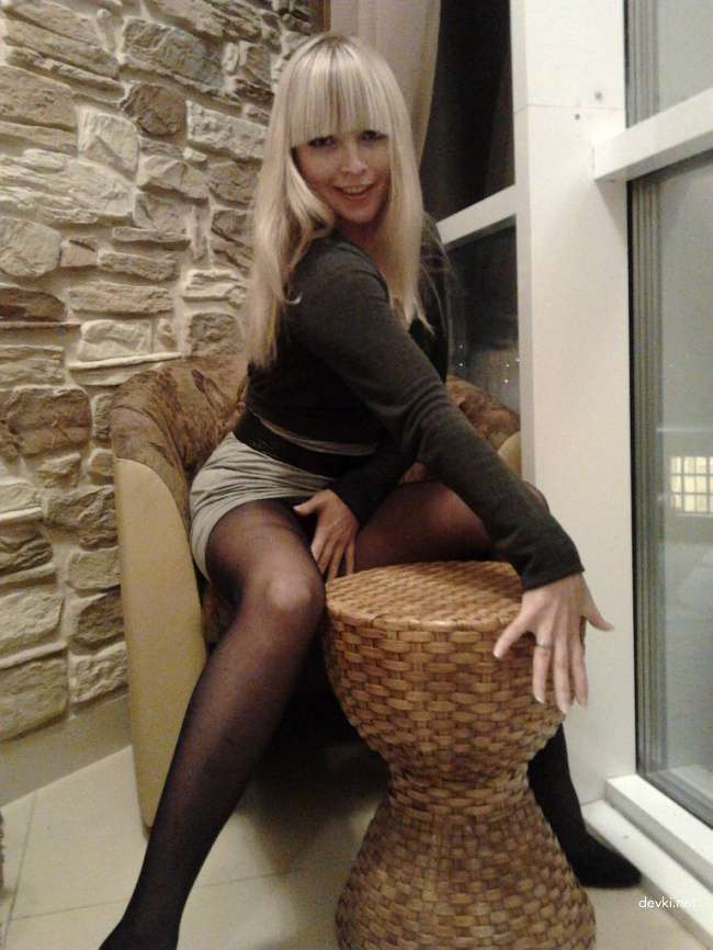 Sexy Amateur Wife Exposing Her Beauty