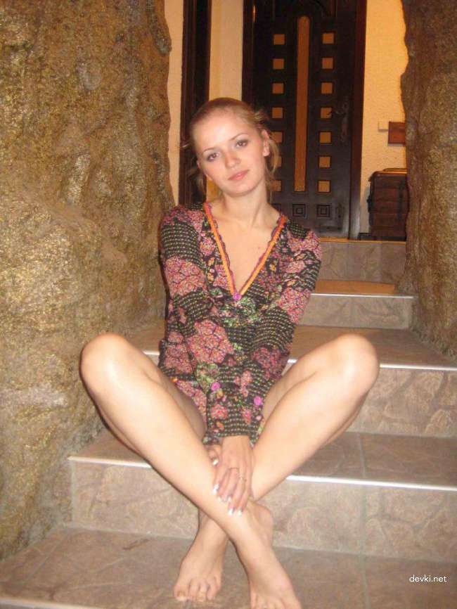 Sexy Amateur Wife Exposing Her Beauty
