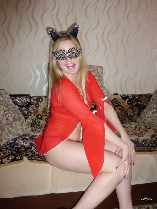 Sexy Amateur Wife Exposing Her Beauty