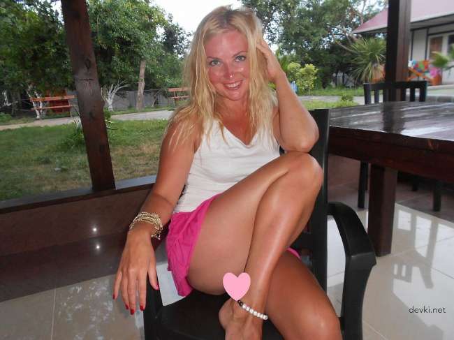 Sexy Amateur Wife Exposing Her Beauty