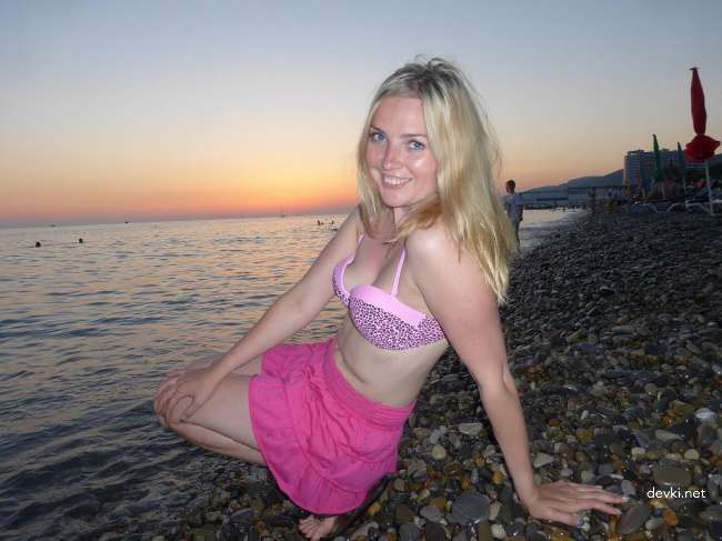 Sexy Amateur Wife Exposing Her Beauty