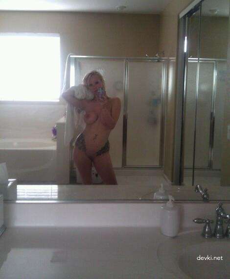 Sexy Girl Capturing Her Boobs - Hot Amateur Photo Shoot