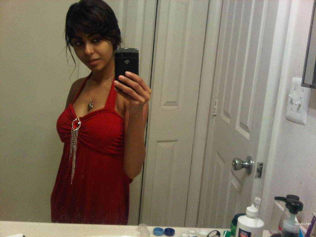 Private Amateur Photo of Indian Girl with Stunning Figure - Explicit and Bold!