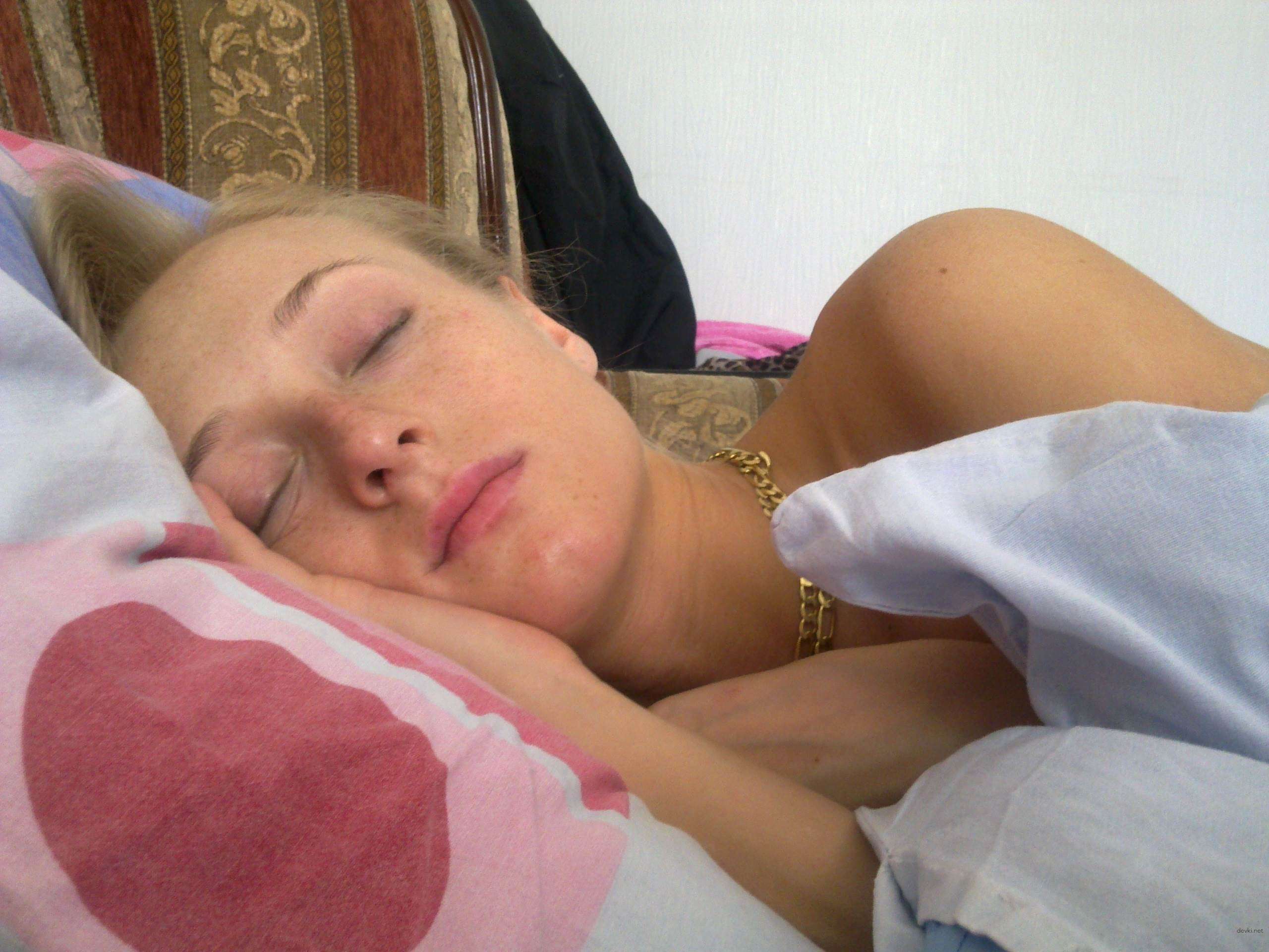 Naked Beauty: Stunning Amateur Girl Poses Nude