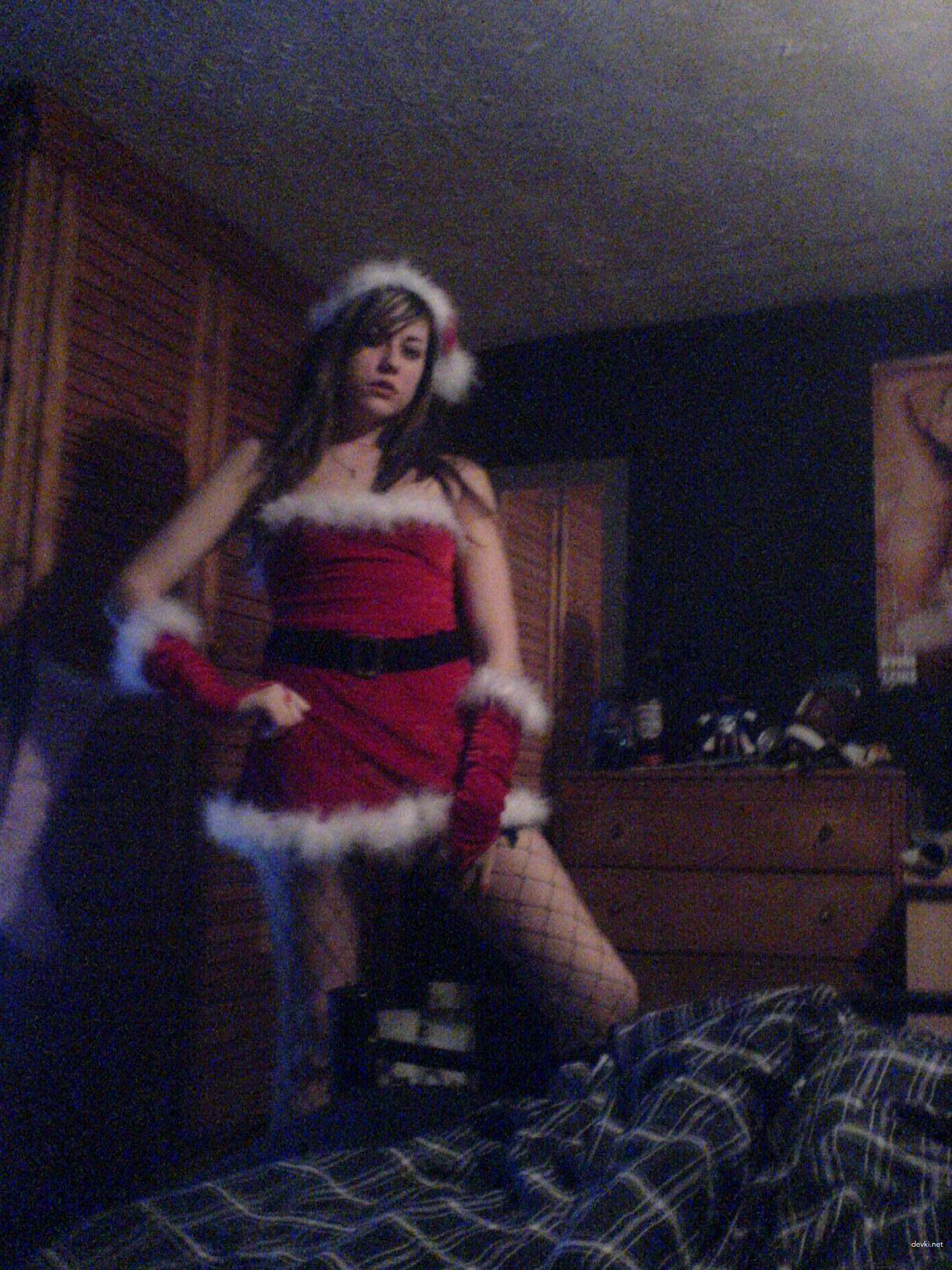 Naked babe deepthroats fat cock in mouth