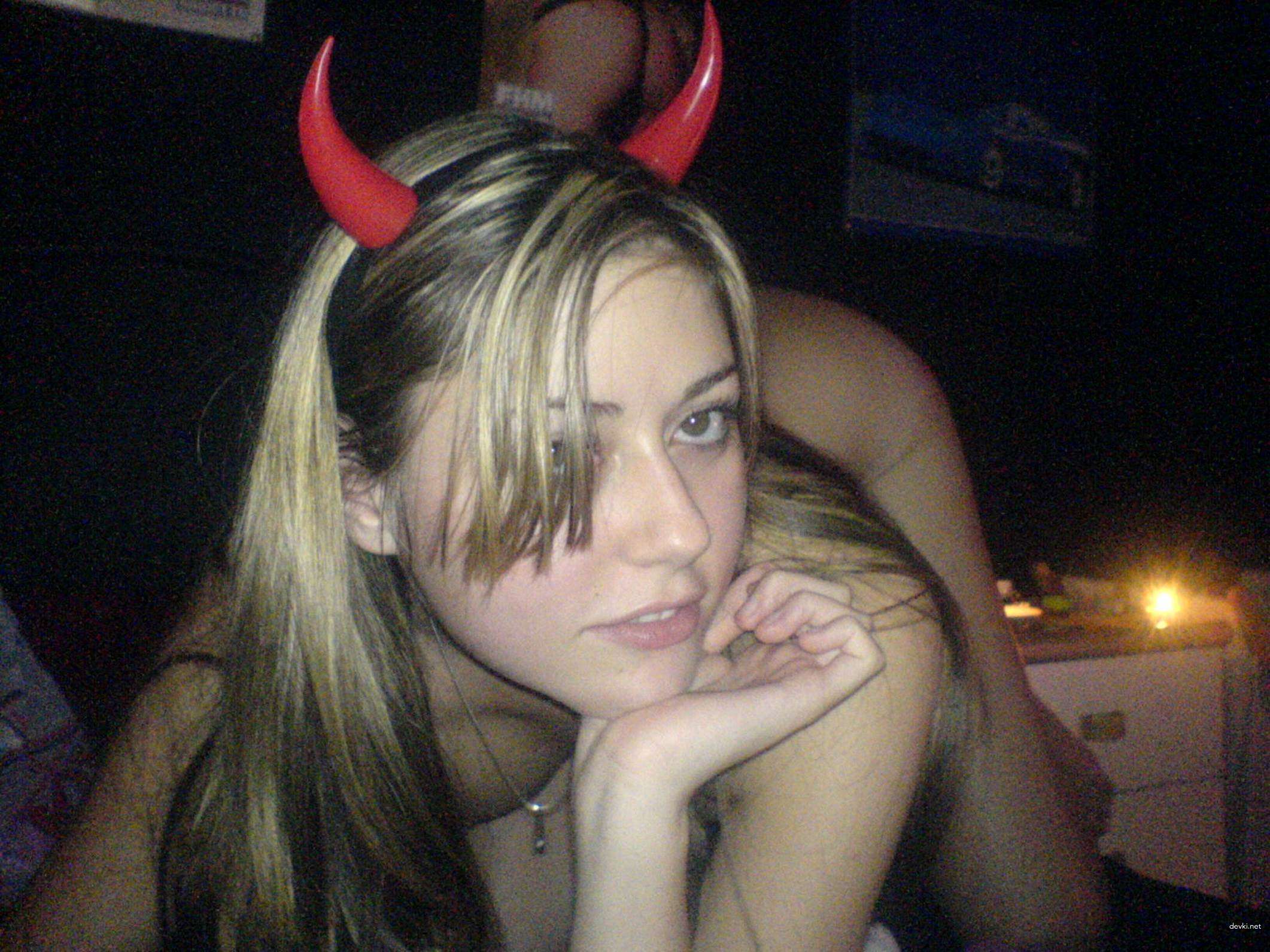 Naked babe deepthroats fat cock in mouth